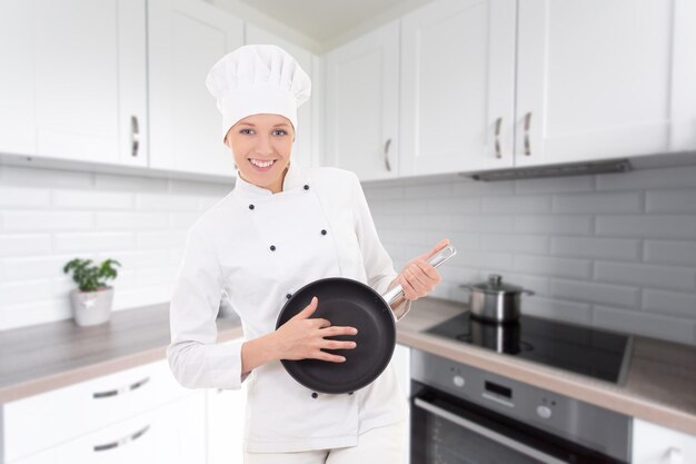 kucharz pokazujący danie